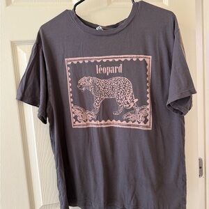S/Med Anthropologie Graphic Tee in Charcoal and Peach
